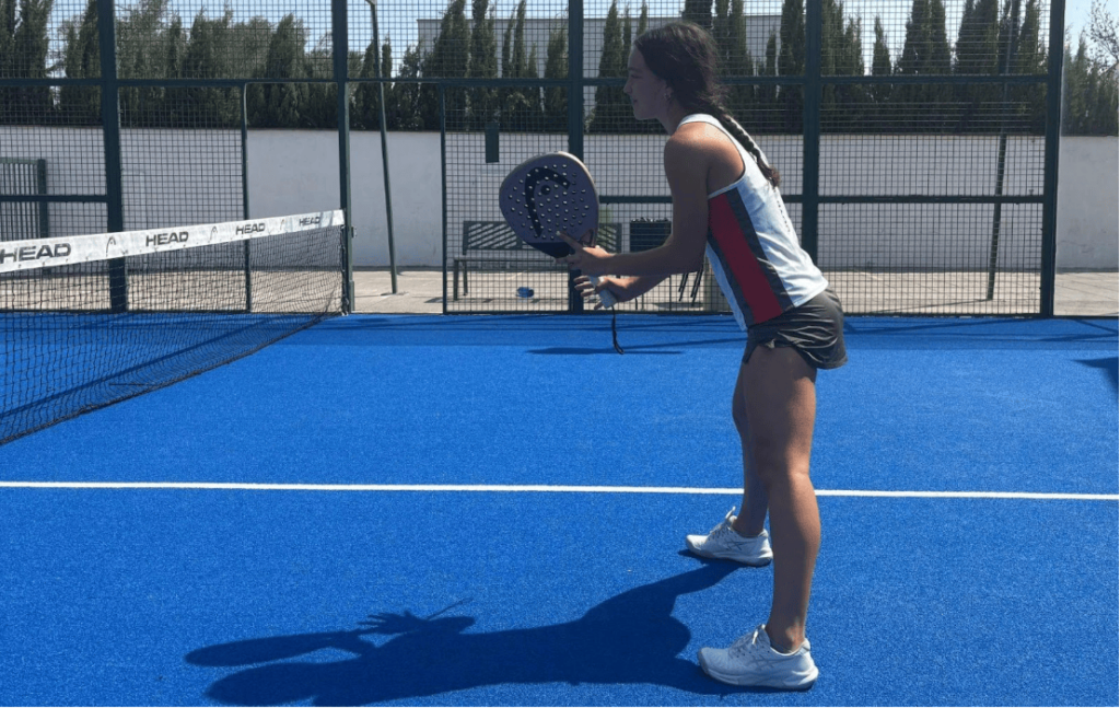 jugadora de padel con la ropa y la pala de HEAD