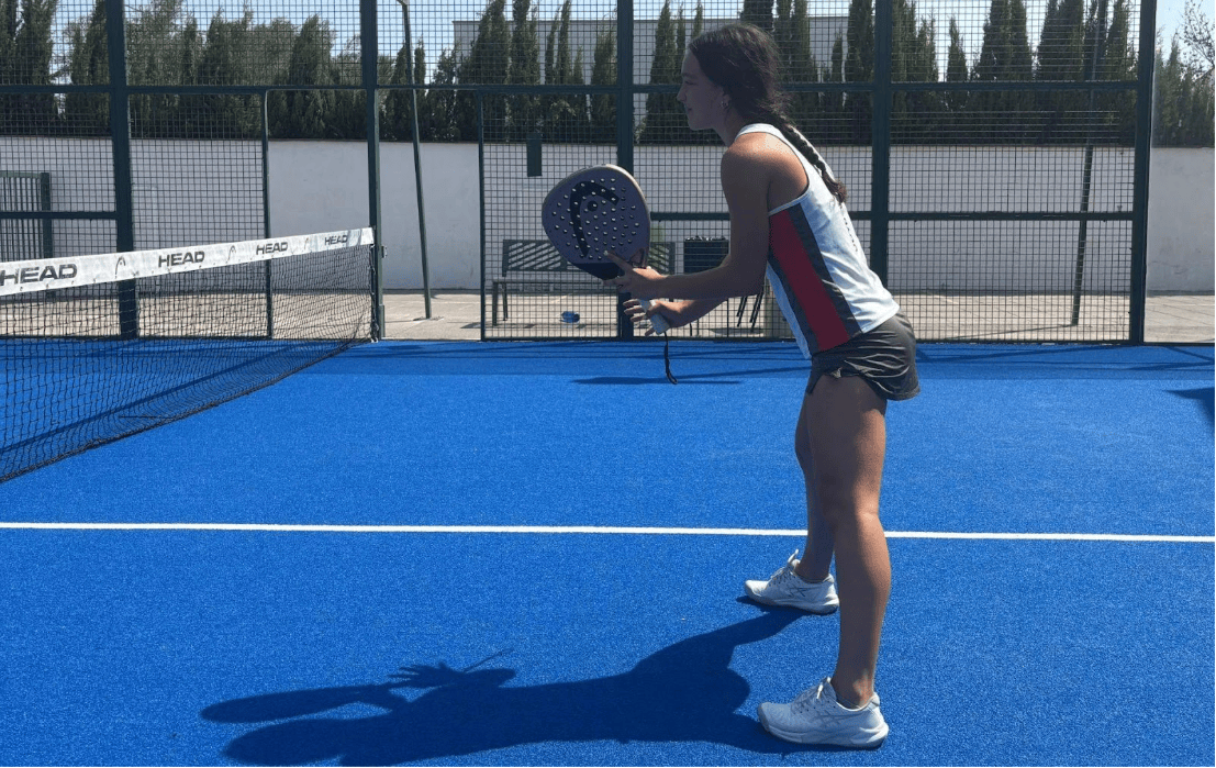 jugadora de padel con la ropa y la pala de HEAD